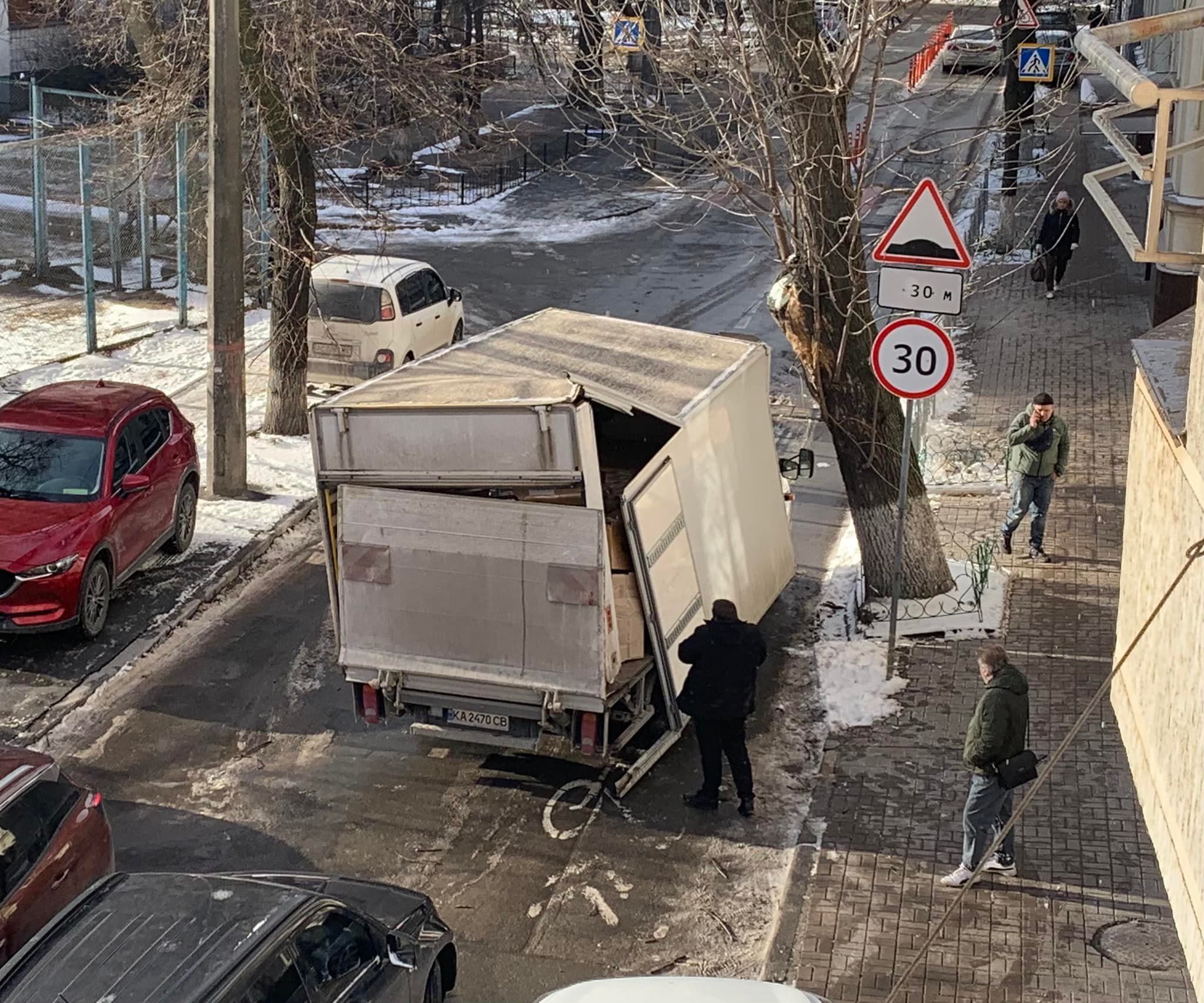 "Зачакловане" місце: на Печерську спиляли дерево, у яке постійно врізалися авто - Новини Києва - Київ "Зачакловане" місце: на Печерську спиляли дерево, у яке постійно врізалися авто - Новини Києва - Київ