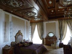 Кальянна з жердиною та коктейль-хол: у Навального показали фото маєтка Путіна