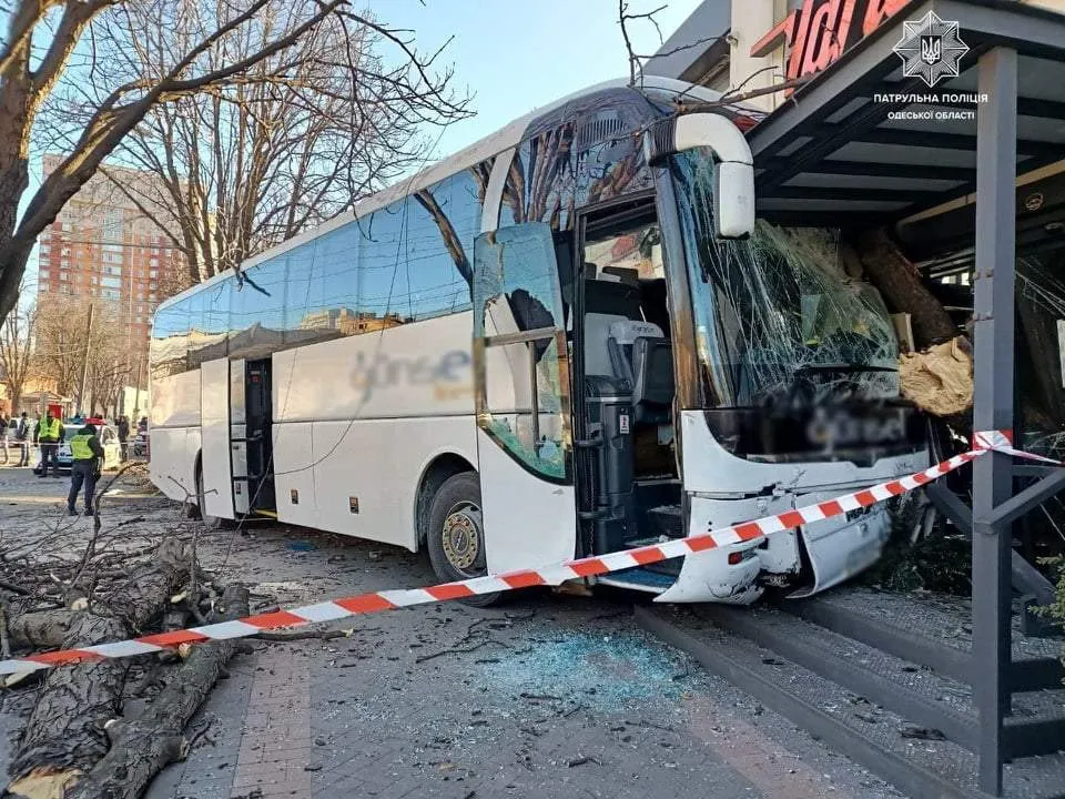 Автобус в Одесі на Молдаванці врізався у 4 авто, дерево та будинок