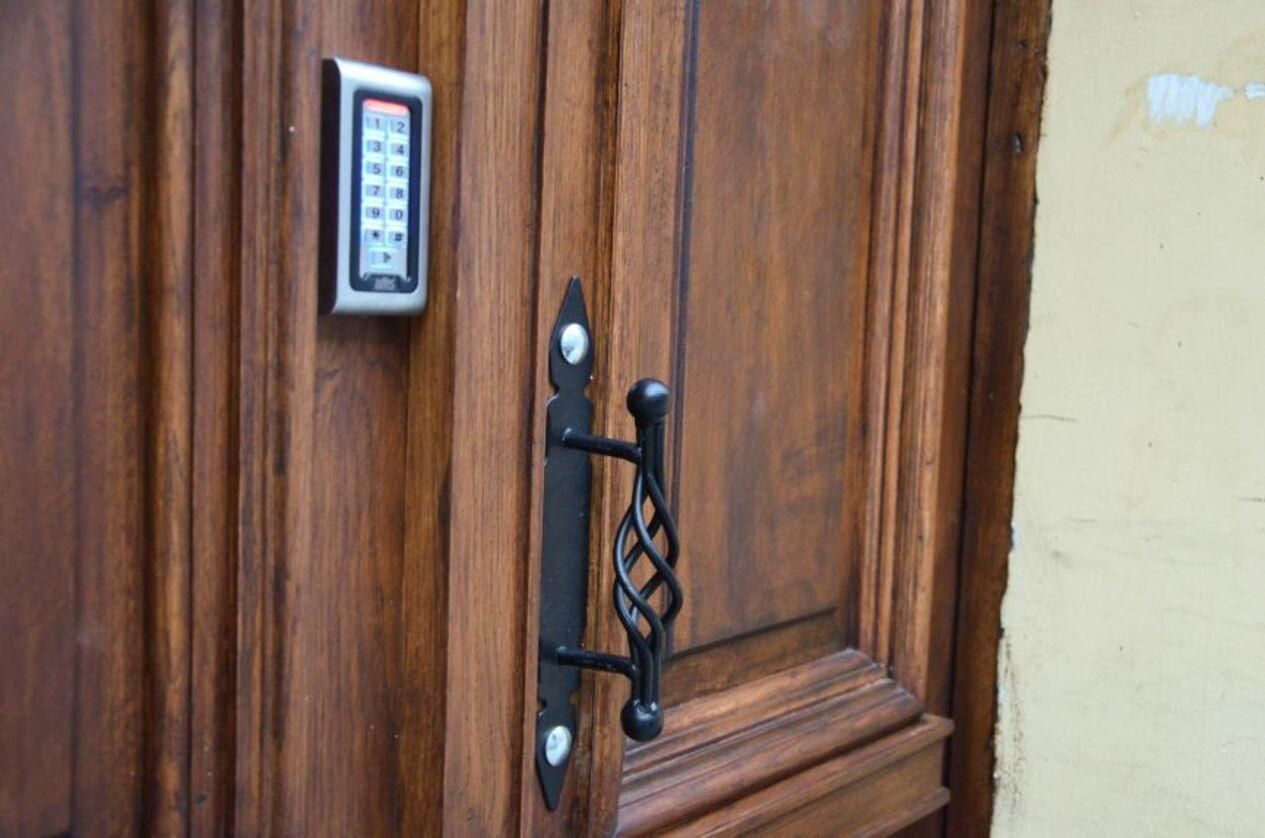 Дерев'яну браму, яку знищила бомба під час війни, відновили у Львові - Новини Львів - Львів Дерев'яну браму, яку знищила бомба під час війни, відновили у Львові - Новини Львів - Львів