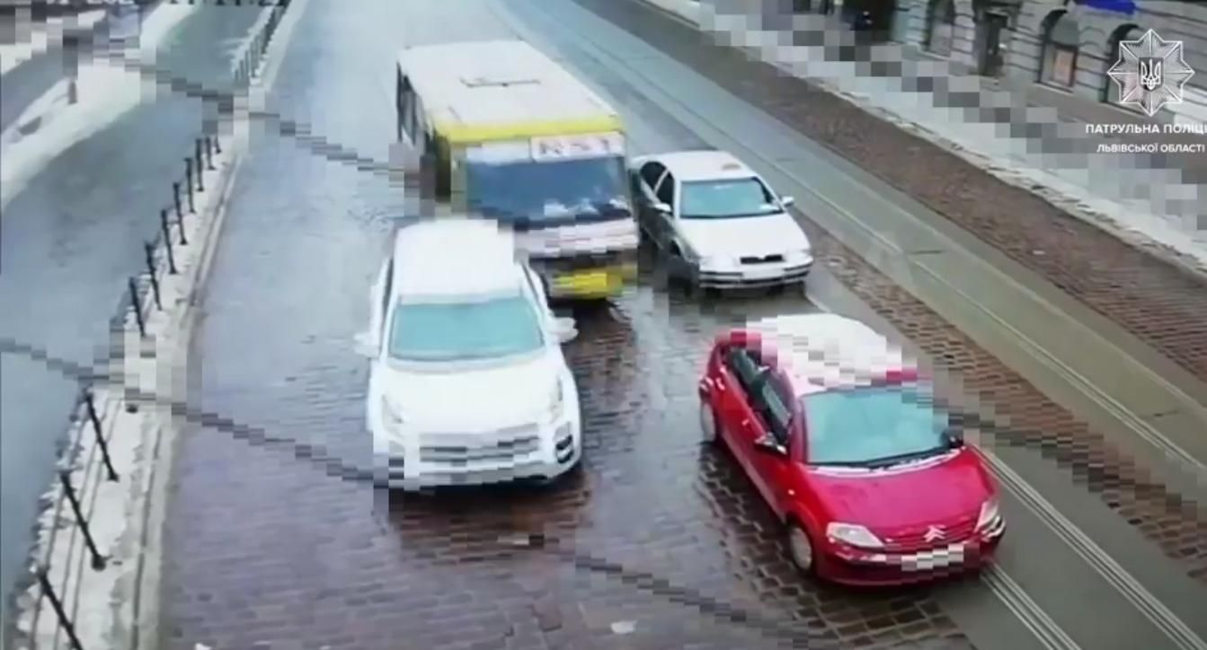 Відволікся на телефон: з'явилося відео, як водій львівської маршрутки зніс 2 легковики - Новини Львова сьогодні - Львів Відволікся на телефон: з'явилося відео, як водій львівської маршрутки зніс 2 легковики - Новини Львова сьогодні - Львів