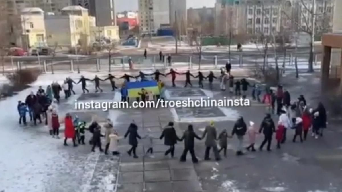 В школе на Троещине "живой цепью" поздравили Украину с Днем соборности В школе на Троещине "живой цепью" поздравили Украину с Днем соборности