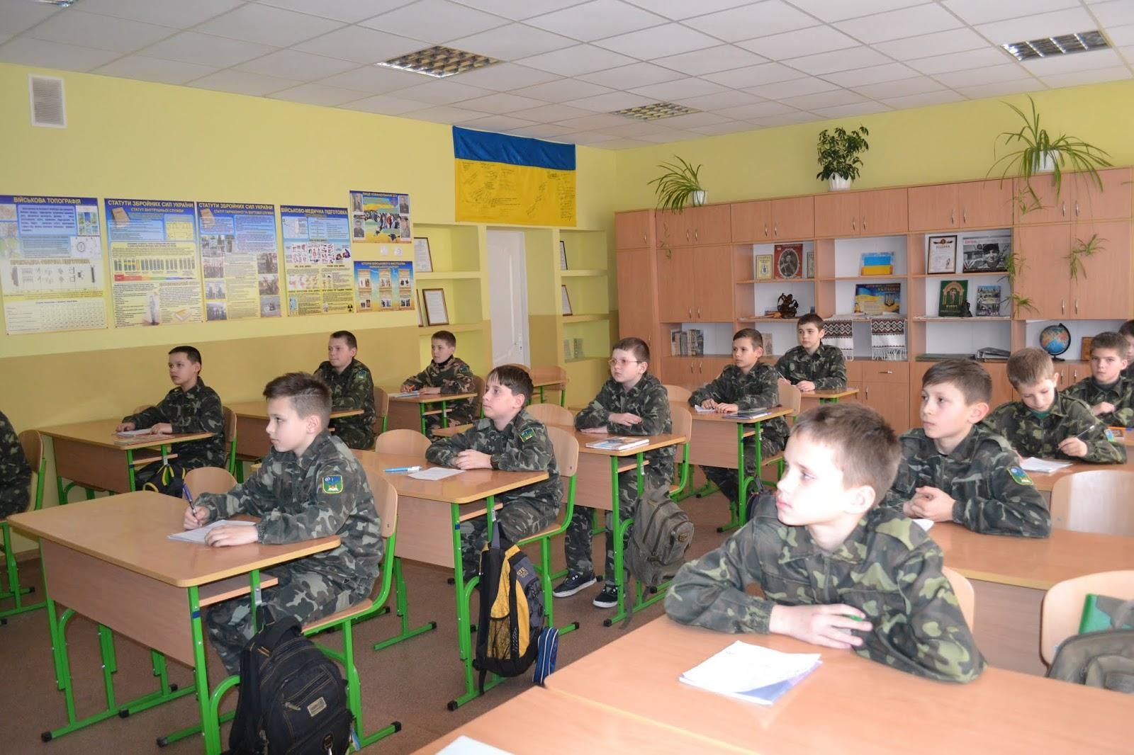 Лазерний тренажер та пневматичні гвинтівки: як тепер вивчатимуть "Захист України" у школах - Україна новини - Освіта