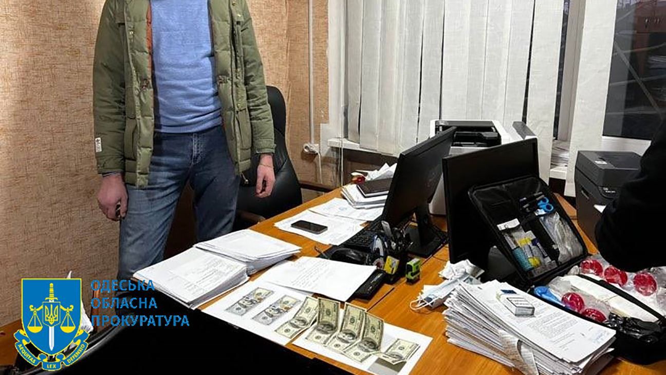 У ДВС вимагали хабар в аліментника-боржника: в Одесі затримали держслужбовця - Одеса У ДВС вимагали хабар в аліментника-боржника: в Одесі затримали держслужбовця - Одеса