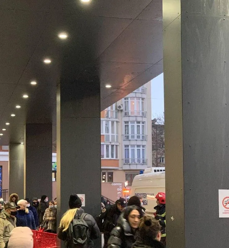 Анонім повідомив про замінування ТРЦ Forum Lviv: поліція евакуює людей Анонім повідомив про замінування ТРЦ Forum Lviv: поліція евакуює людей