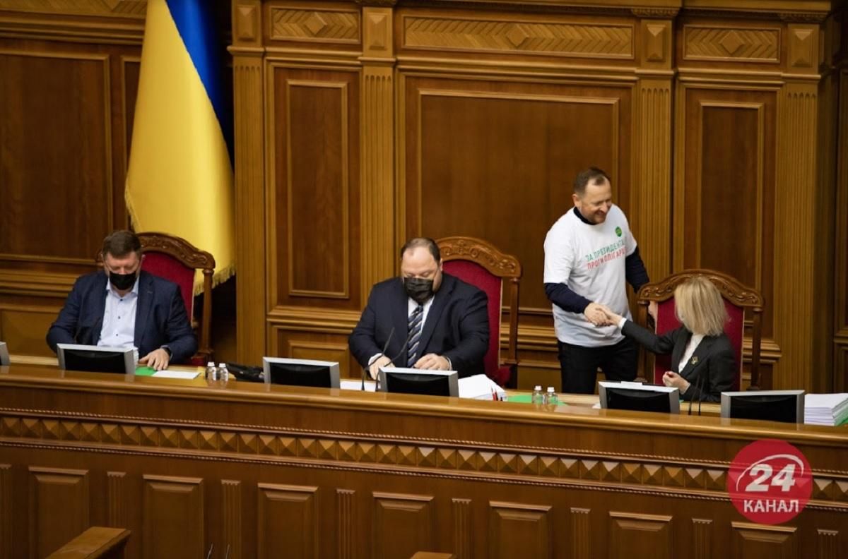 Фігурантів санкцій можуть зобов'язати платити податки: у законі планують зміни - 24 Канал Фігурантів санкцій можуть зобов'язати платити податки: у законі планують зміни - 24 Канал