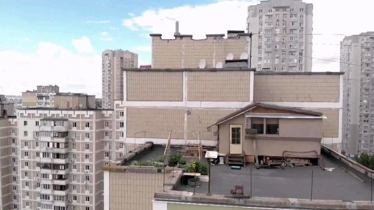 В Киеве пенсионер построил дом с огородом на крыше многоэтажки В Киеве пенсионер построил дом с огородом на крыше многоэтажки