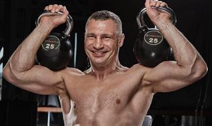 "Вічний чемпіон" Кличко відвідає бій у Німеччині: один із боксерів був нокаутований Володимиром