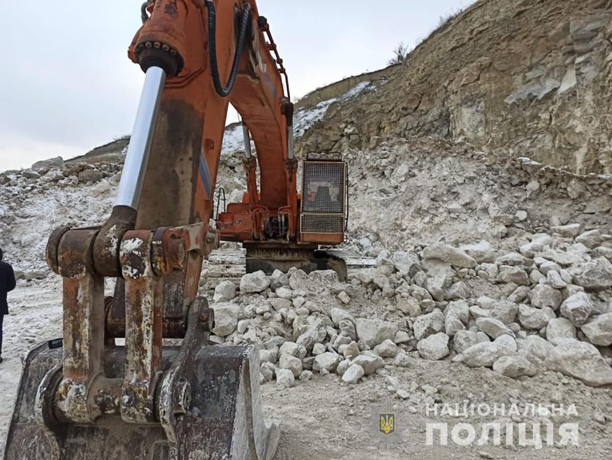 Поліція розслідує незаконний видобуток корисних копалин майже на пів мільярда - Україна новини - 24 Канал