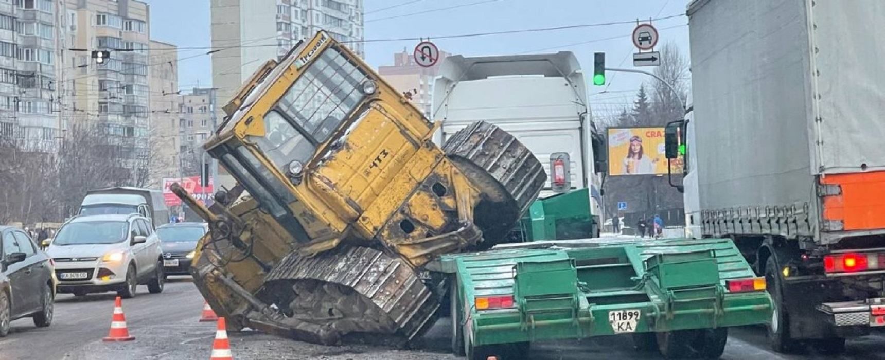 На Куреневке среди оживленной улицы из грузовика выпал бульдозер