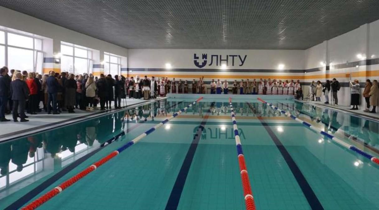 Ножиці з позолотою, хор, ведучий та священики: у Луцькому виші урочисто відкрили басейн - Україна новини - Освіта Ножиці з позолотою, хор, ведучий та священики: у Луцькому виші урочисто відкрили басейн - Україна новини - Освіта