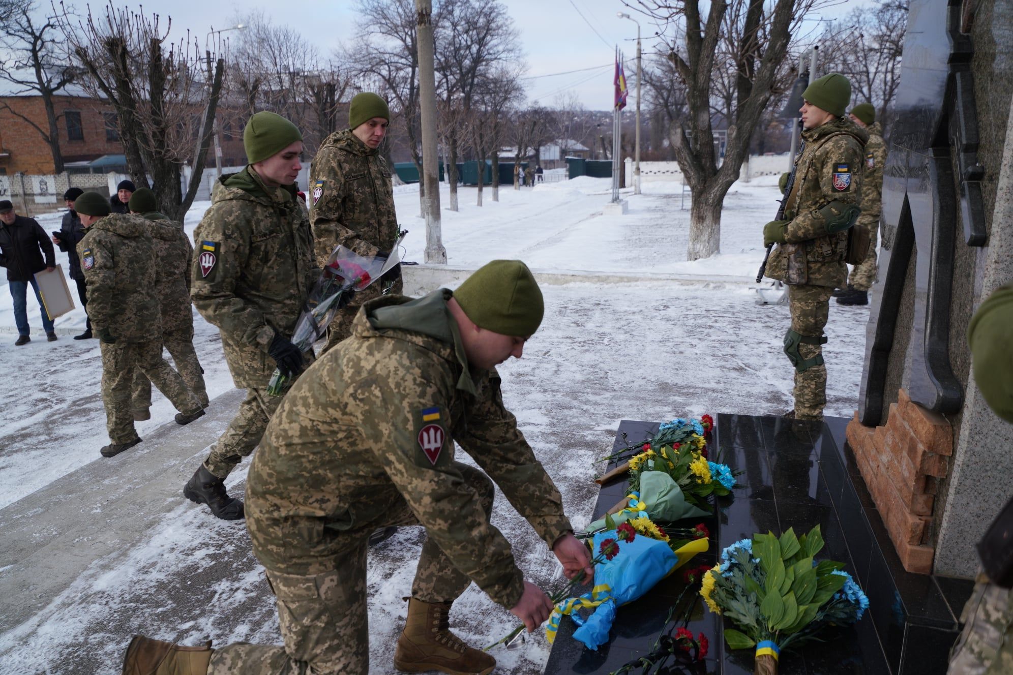 У військовій частині Краматорська вшанували кіборгів: в аеропорту загинули 60 їхніх побратимів - Новини Росії і України - 24 Канал