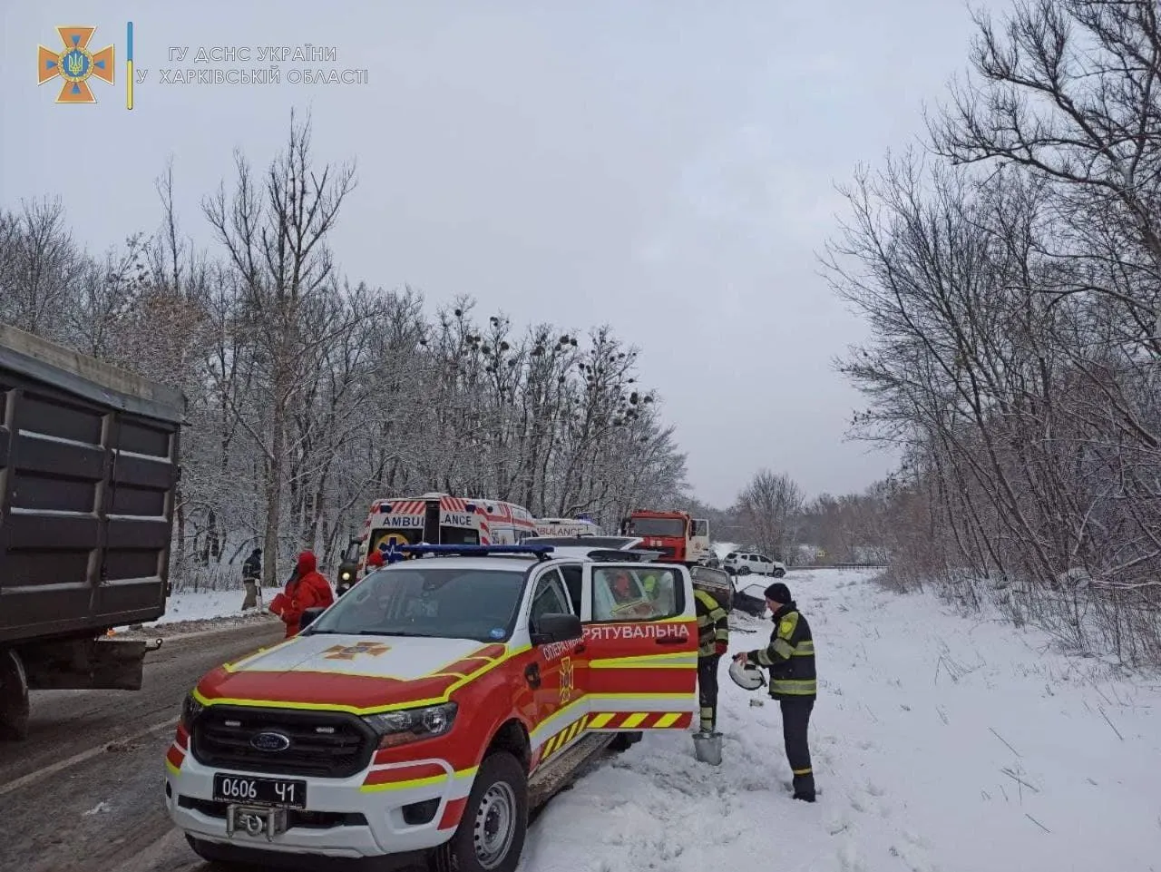 Водія з розтрощеного авто діставали рятувальники на Харківщині