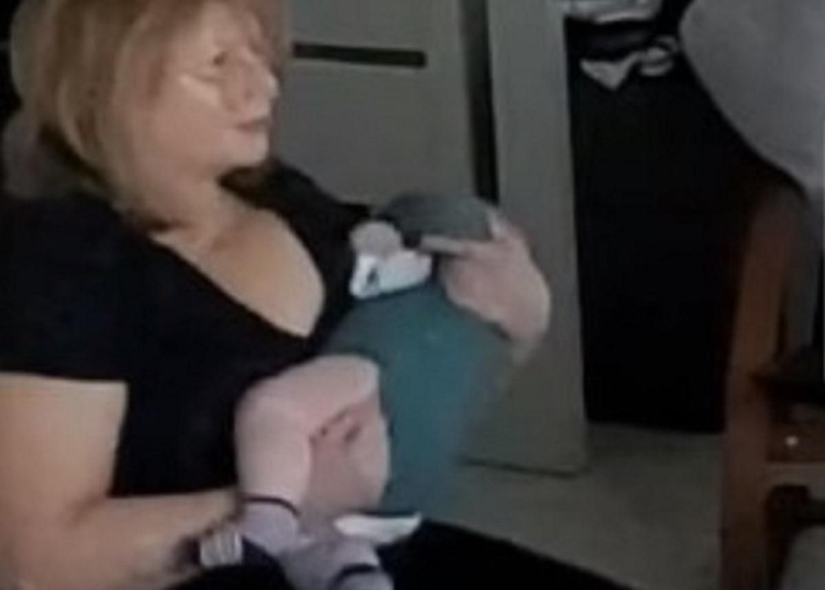 Киевлянка пожаловалась на няню, которая успокаивала младенца прыжками на фитнес-мяче: видео Киевлянка пожаловалась на няню, которая успокаивала младенца прыжками на фитнес-мяче: видео