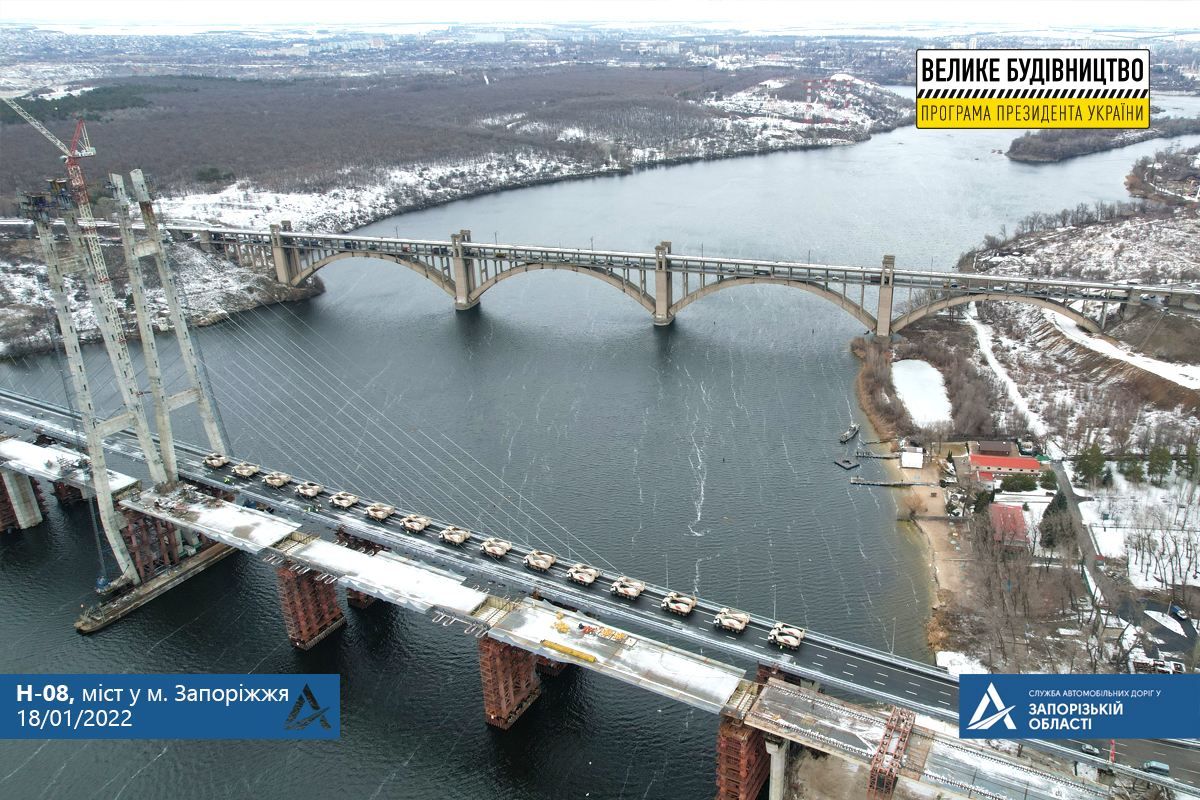 Перевірили на міцність: у Запоріжжі на новий міст загнали 30 вантажівок - Новини Запоріжжя - 24 Канал Перевірили на міцність: у Запоріжжі на новий міст загнали 30 вантажівок - Новини Запоріжжя - 24 Канал