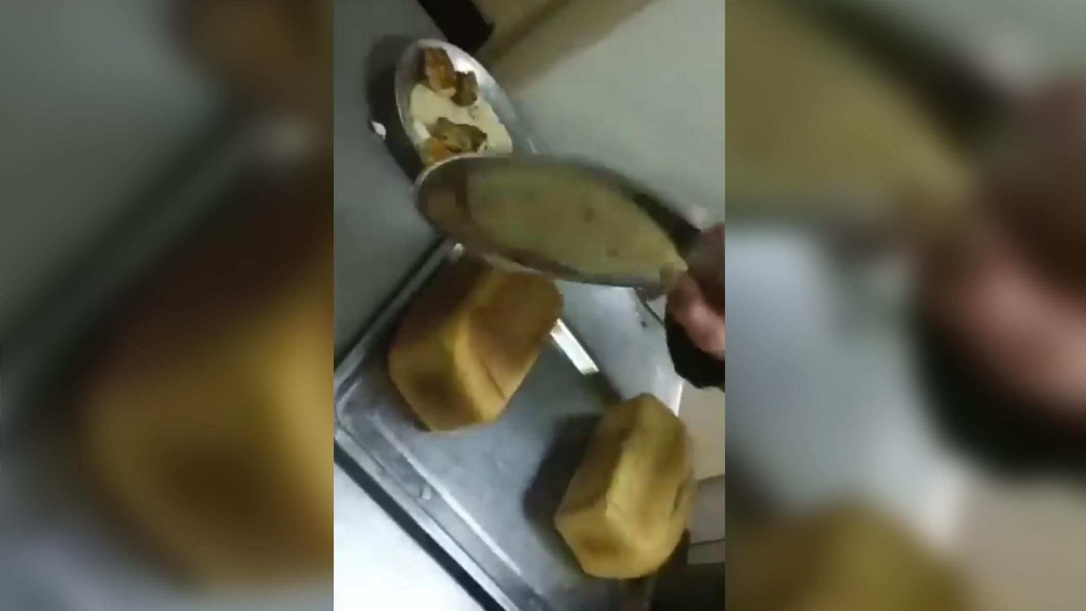 Каша у бойцов, словно клей: сеть возмутило видео из части Нацгвардии в Запорожье Каша у бойцов, словно клей: сеть возмутило видео из части Нацгвардии в Запорожье