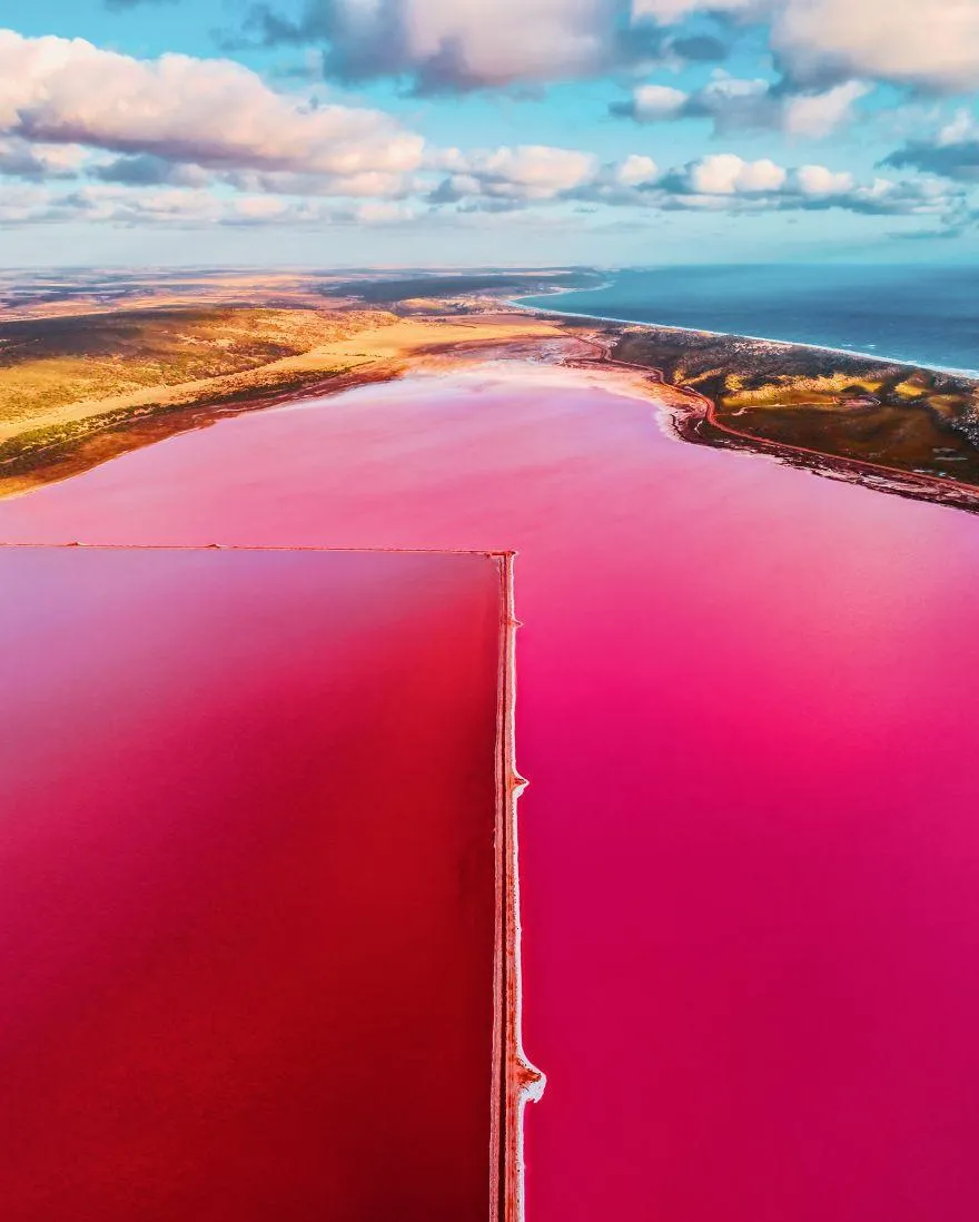 Рожева лагуна вражає скравим кольором води
