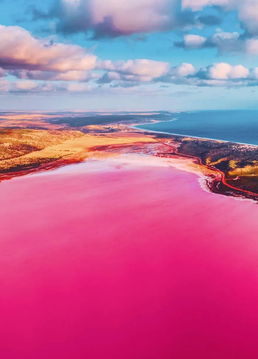Рожева лагуна вражає скравим кольором води