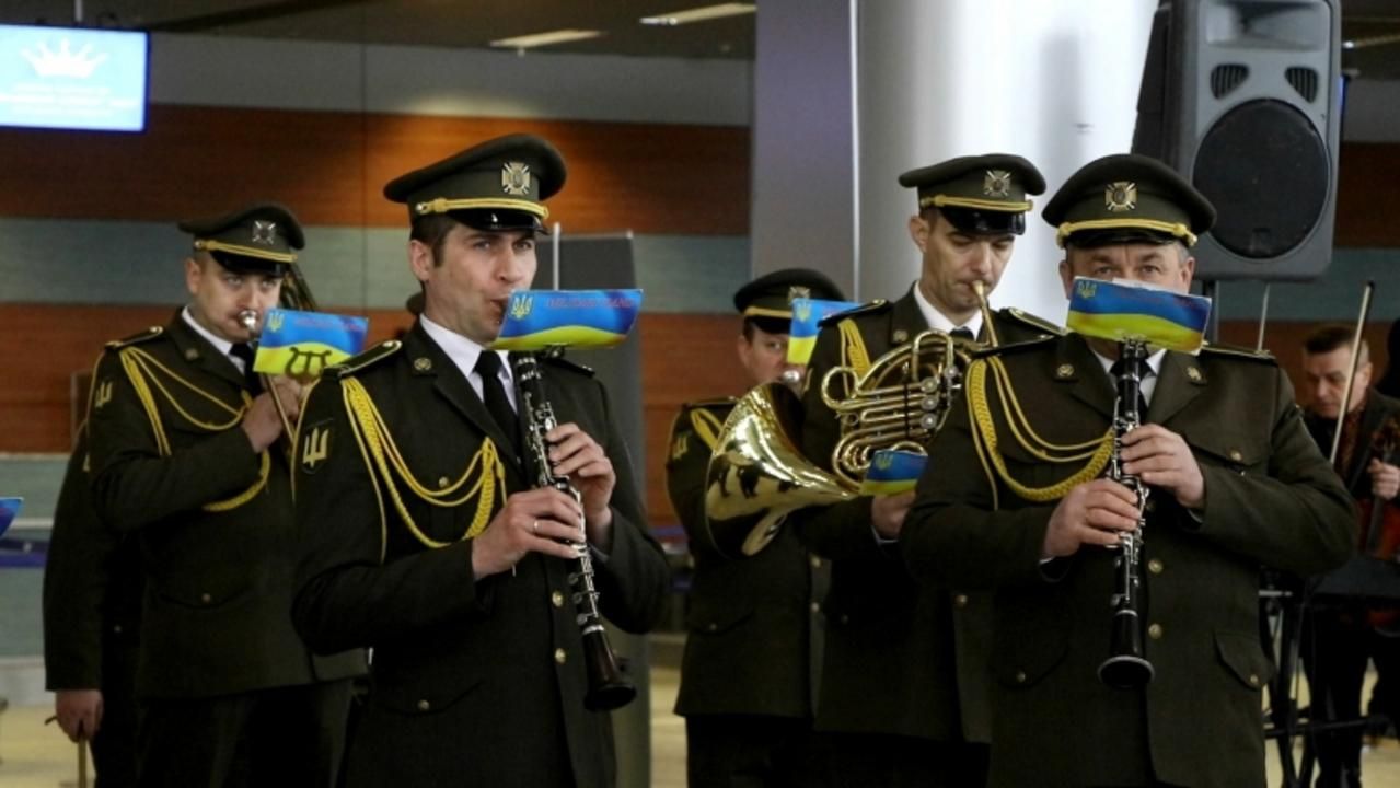 Для оборонців Донецького аеропорту у Львові зіграв військовий оркестр: щемливе відео - Новини Львів - Львів Для оборонців Донецького аеропорту у Львові зіграв військовий оркестр: щемливе відео - Новини Львів - Львів