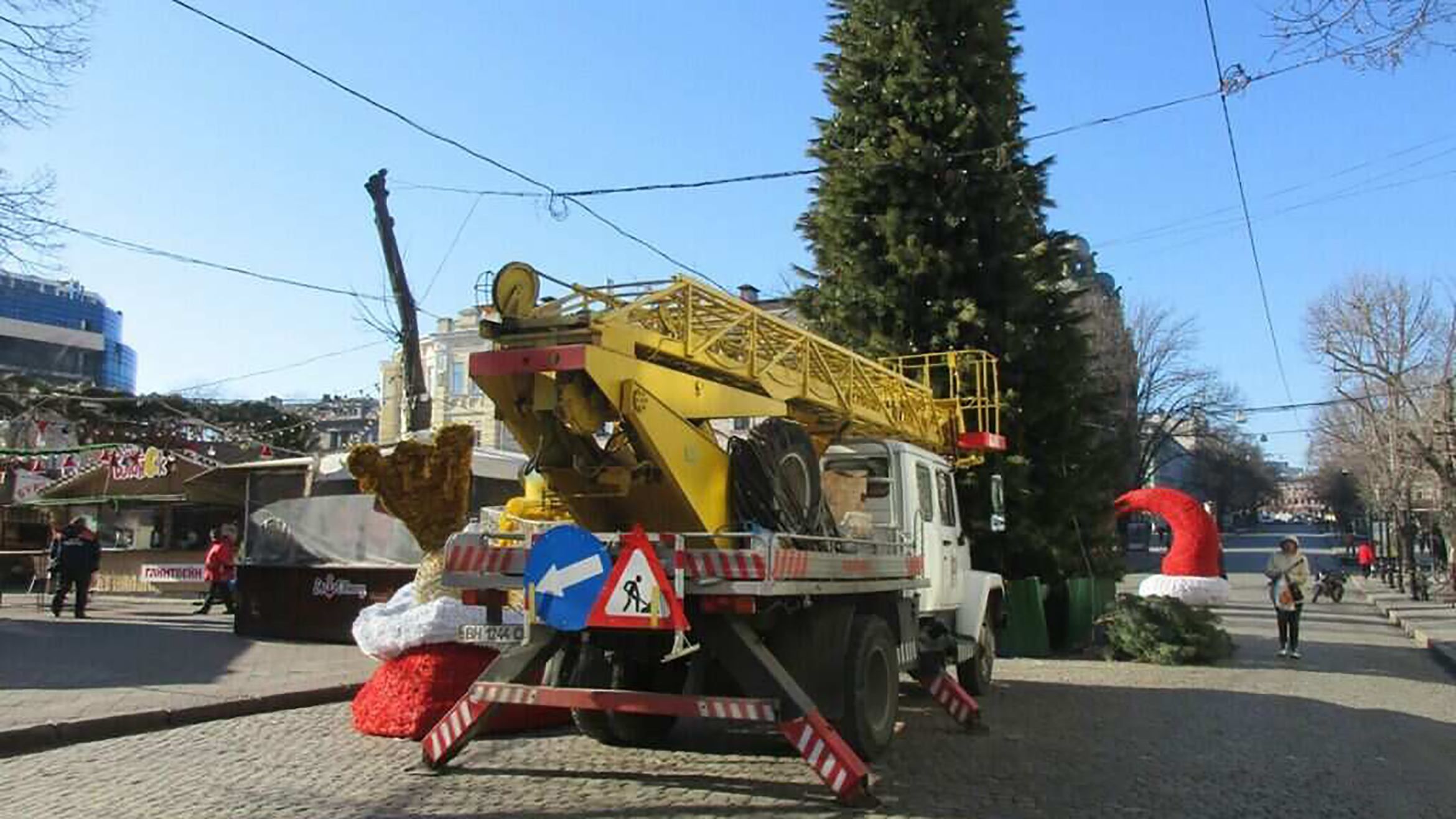Праздники закончились: разбирают украшения и главные елки Днепра, Одессы и Харькова Праздники закончились: разбирают украшения и главные елки Днепра, Одессы и Харькова