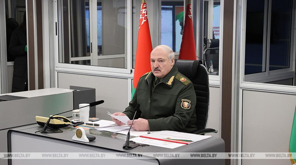 Лукашенко заявил, что границу с Украиной "надо защитить на случай неадекватности власти"