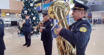 Військовий оркестр вшанував кіборгів в Борисполі: щирі фото та відео
