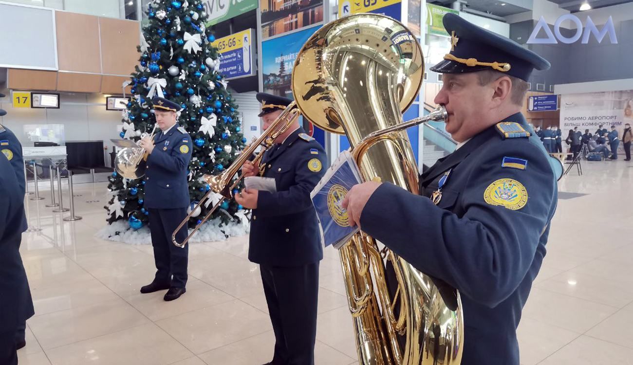 Военный оркестр почтил киборгов в Борисполе: искренние фото и видео