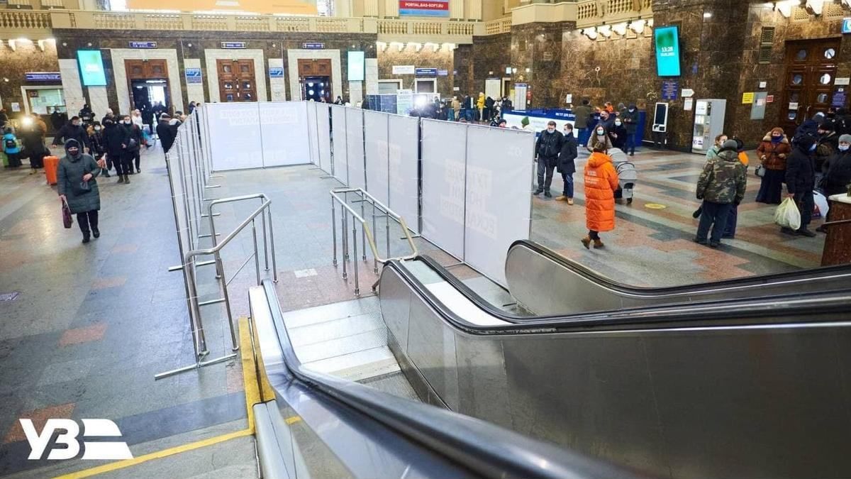 На железнодорожном вокзале в Киеве начали заменять эскалаторы