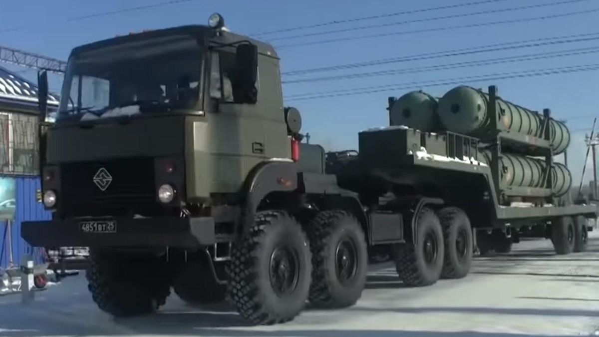 Два дивизиона ракетных комплексов С-400: Россия продолжает стягивать технику в Беларусь