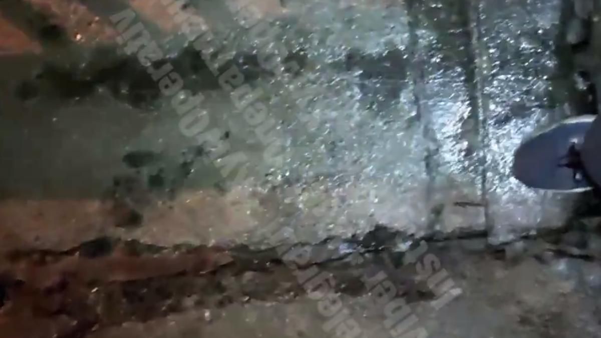 Можно и "на***нуться": на мосту Метро в Киеве заметили плиту, которая вот-вот упадет