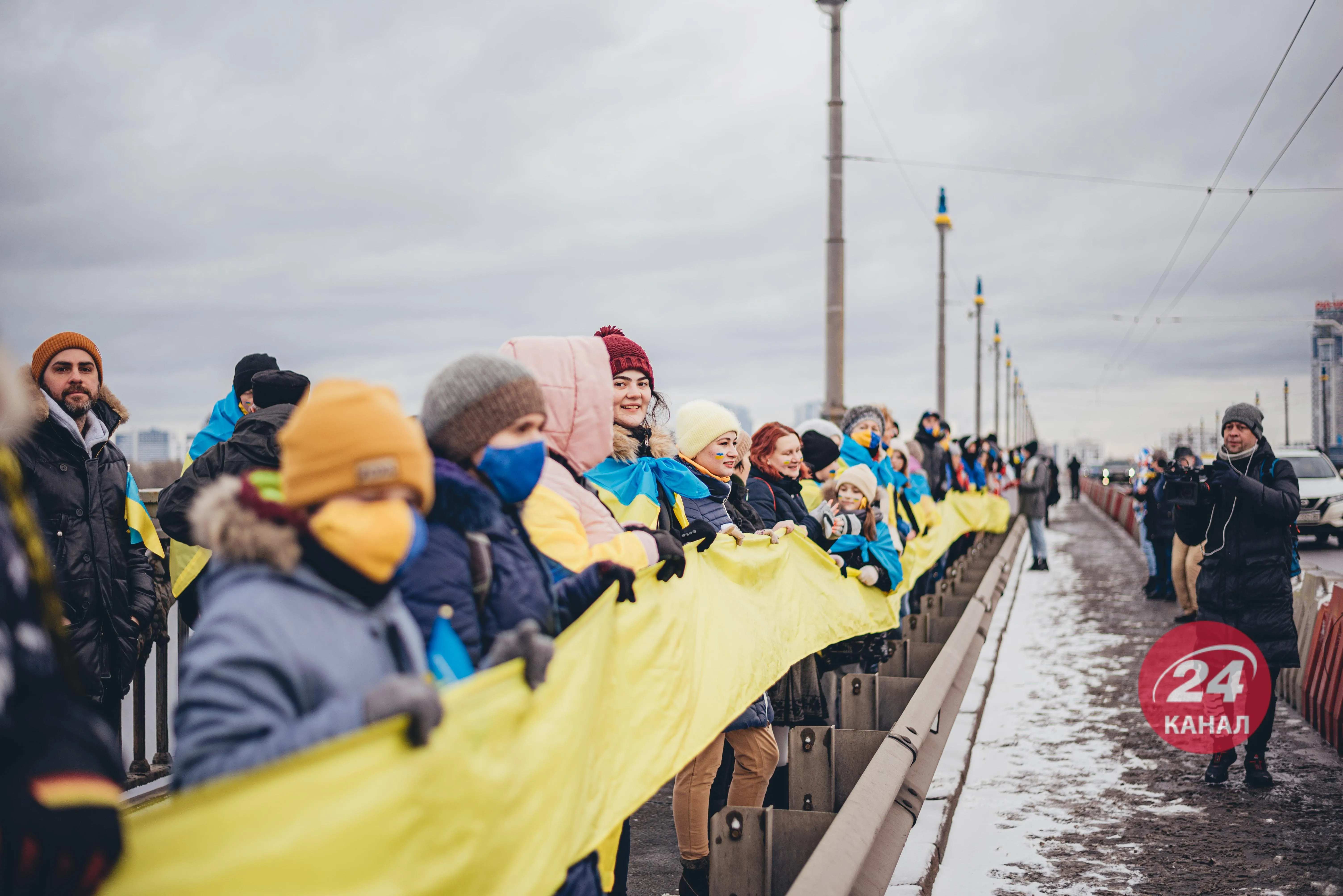 30-метровий стяг на мосту Патона