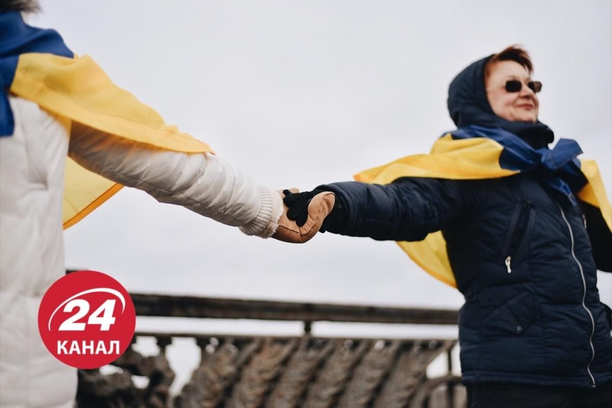 В Киеве развернули 30-метровый флаг и создали "живую цепь" на мосту Патона В Киеве развернули 30-метровый флаг и создали "живую цепь" на мосту Патона