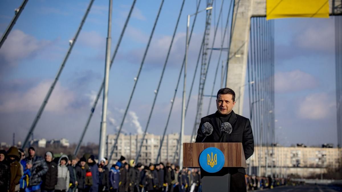 Зеленский в День Соборности прибыл в Запорожье и стал в "живую цепь" на самом высоком мосту
