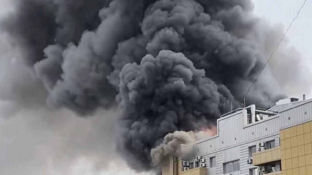 В Днепре вспыхнул мощный пожар в офисе АТБ: видео с места