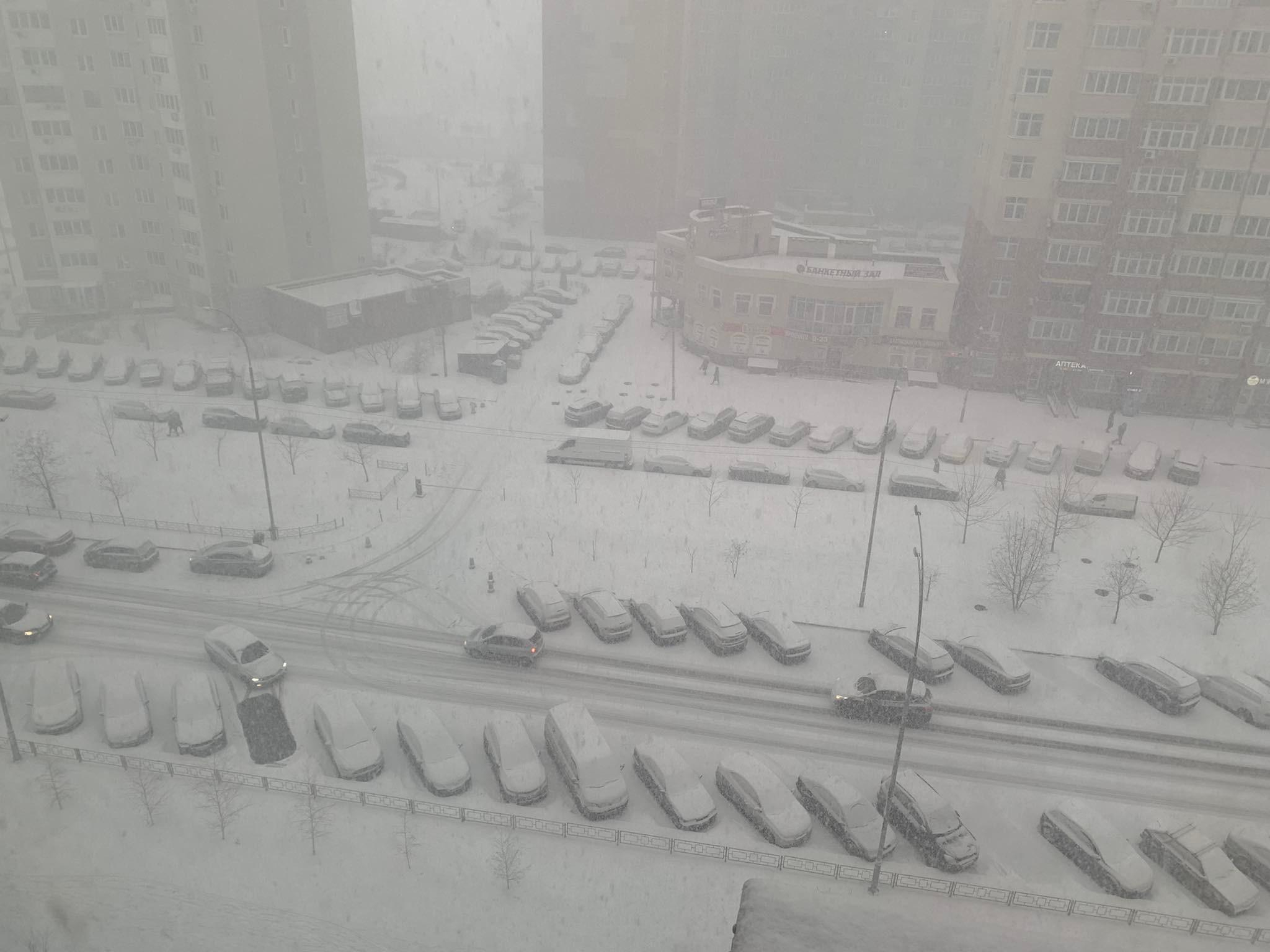 Киев накрыл сильный снегопад, образовались пробки: фото и видео непогоды