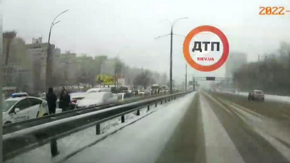 У Києві під час снігопаду сталася масштабна ДТП за участю 3 автівок - 24 Канал