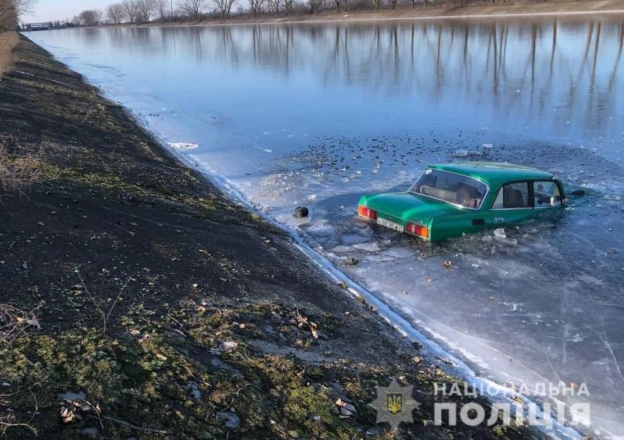 Ловушка в собственном авто: пенсионер влетел в замерзший канал на Херсонщине