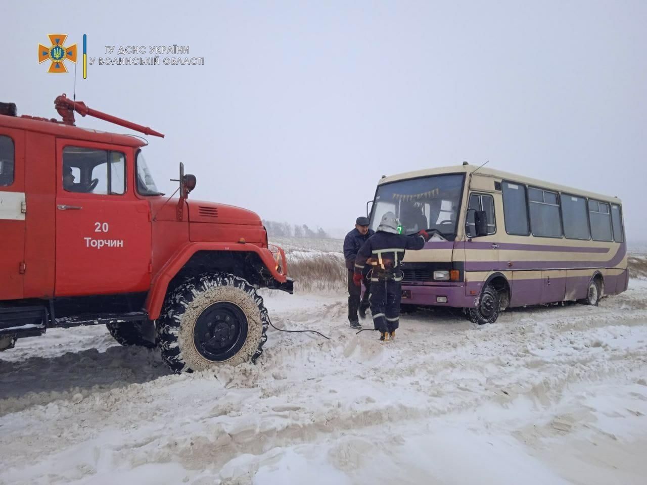 Ночью на Волыни в снегу застряли скорая и автобус: кадры спасения