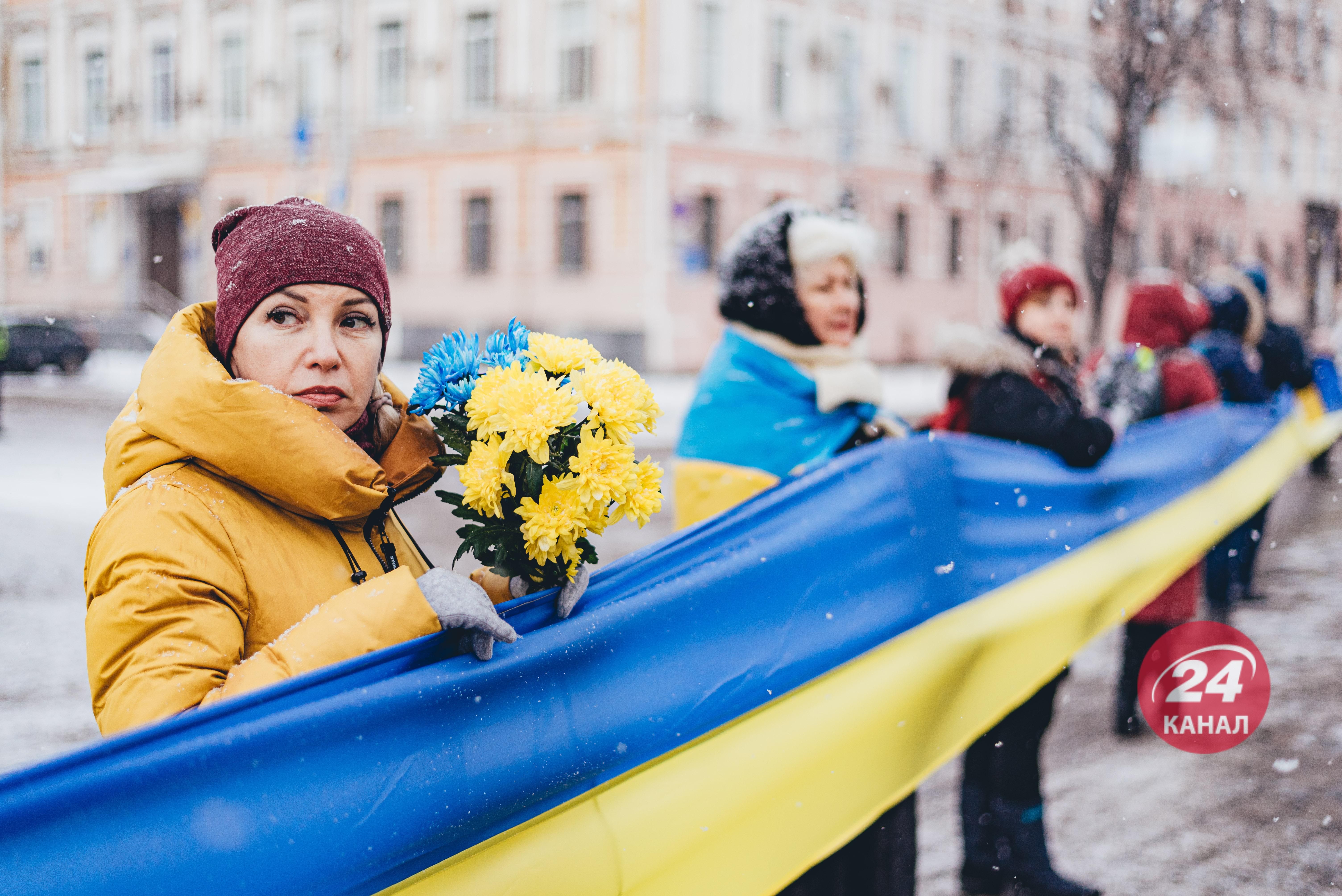 Софийскую и Михайловскую площади соединили 500-метровым флагом: впечатляющие фото