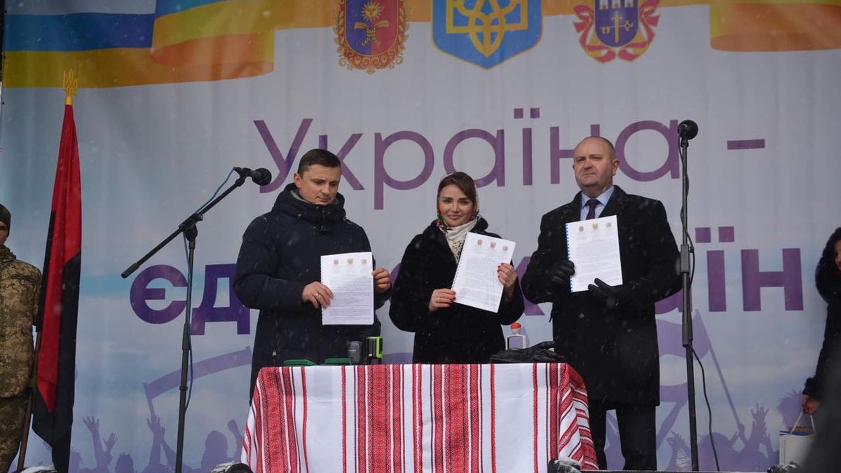 Хмельницкий, Тернопольский и Черновицкий областные советы подписали меморандум в День Соборности