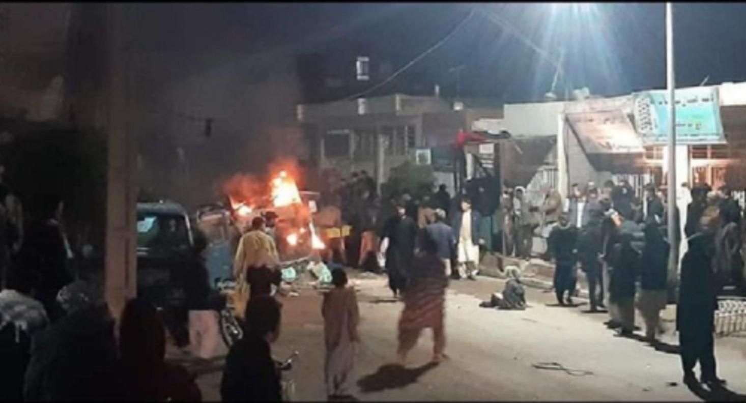 На западе Афганистана взорвался микроавтобус: много жертв и пострадавших На западе Афганистана взорвался микроавтобус: много жертв и пострадавших