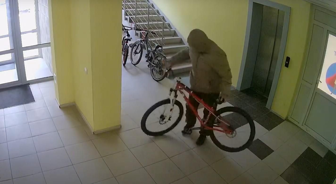 Хотел отомстить соседям: на Киевщине мужчина украл у ребенка велосипед - Новости криминал - Киев