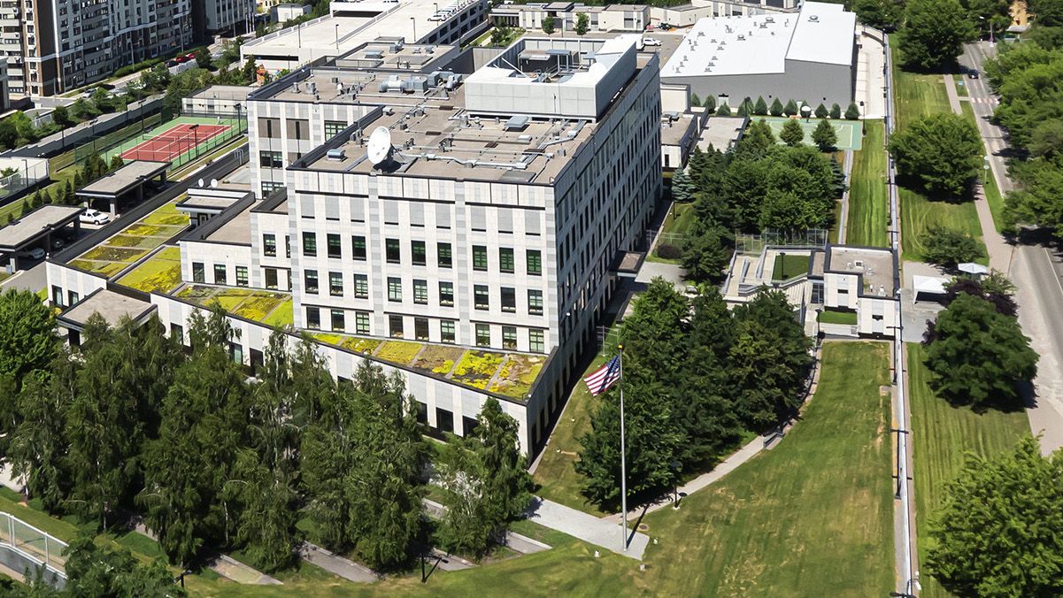 Особлива пересторога: посольство США пояснило ситуацію з від'їздом родин дипломатів з України - 24 Канал Особлива пересторога: посольство США пояснило ситуацію з від'їздом родин дипломатів з України - 24 Канал