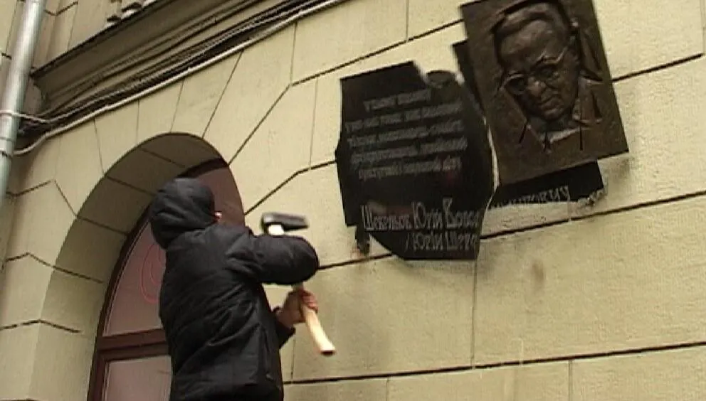 Харківські вандали представилися комунальниками