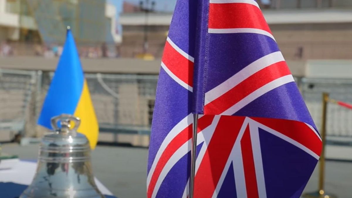 Великобритания начала отзывать своих дипломатов из Украины