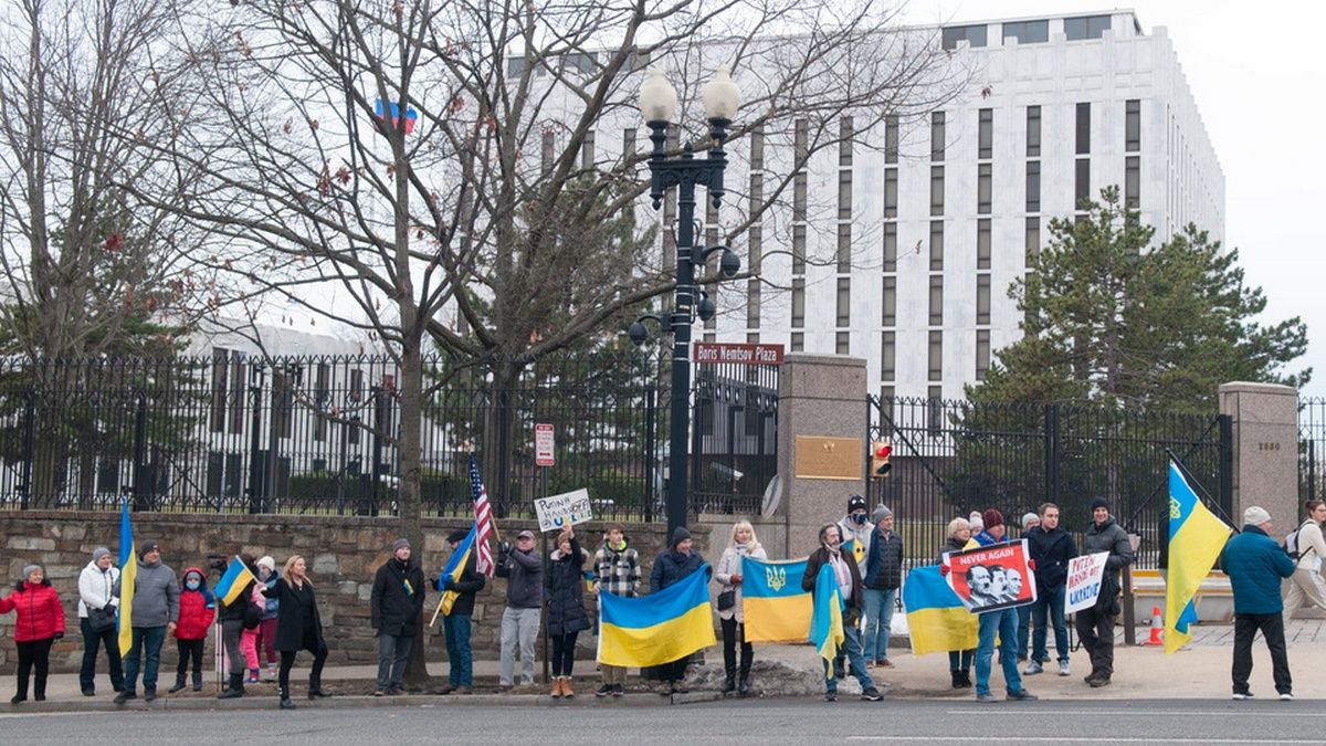 "Зупиніть Путіна зараз": українці вийшли на протест під посольство Росії у Вашингтоні - Новини Росії і України - 24 Канал