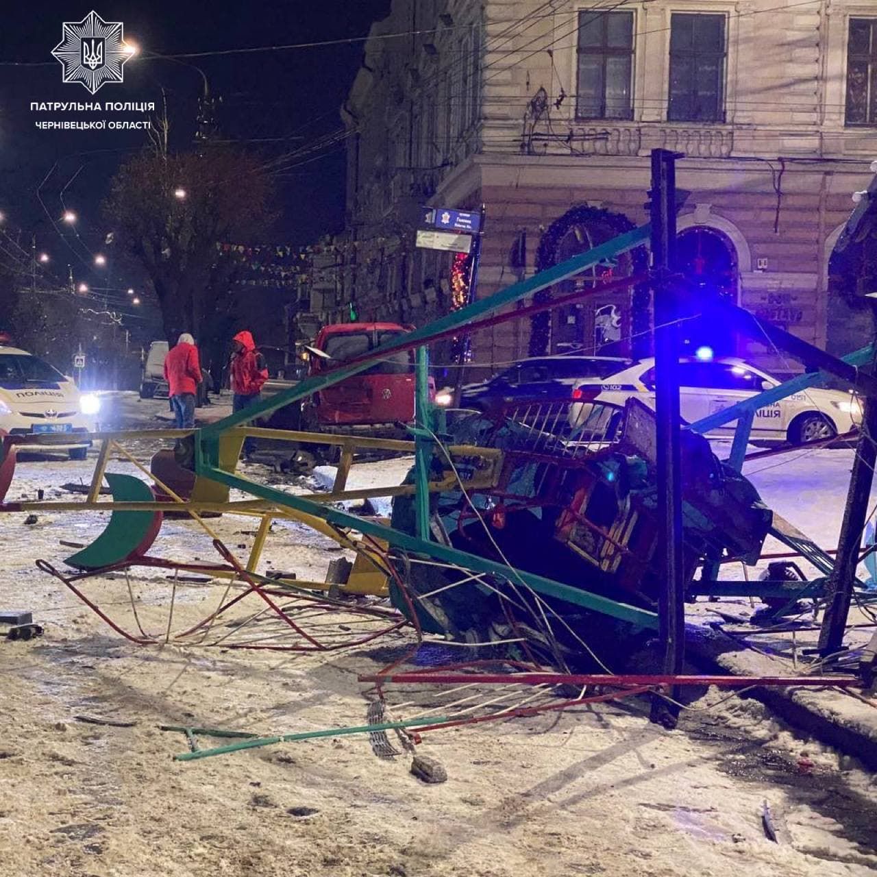 Разбил "Рождественский городок": в Черновцах машина снесла аттракционы