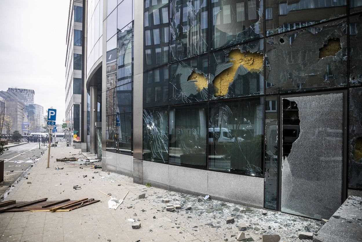Антивакцинатори під час протестів у Брюсселі розгромили фасад офісу глави дипломатії ЄС - 24 Канал