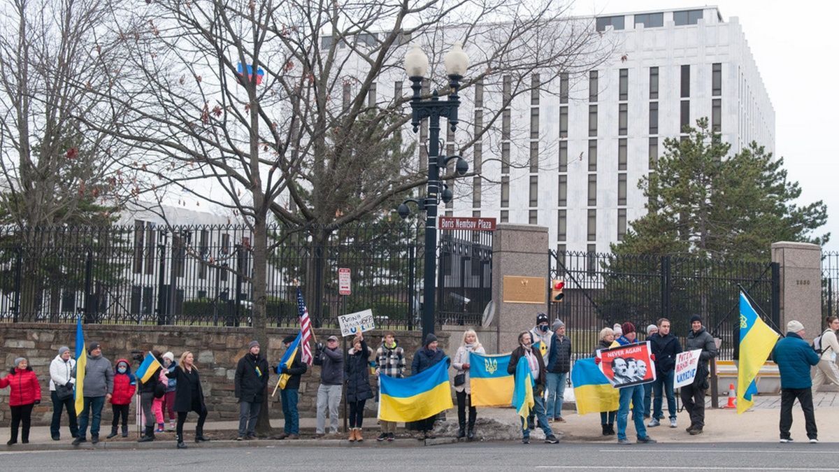 "Остановите Путина сейчас": украинцы вышли на протест под посольство России в Вашингтоне