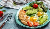 Легкі та поживні сніданки для всієї родини: 4 простих рецепти з курочкою